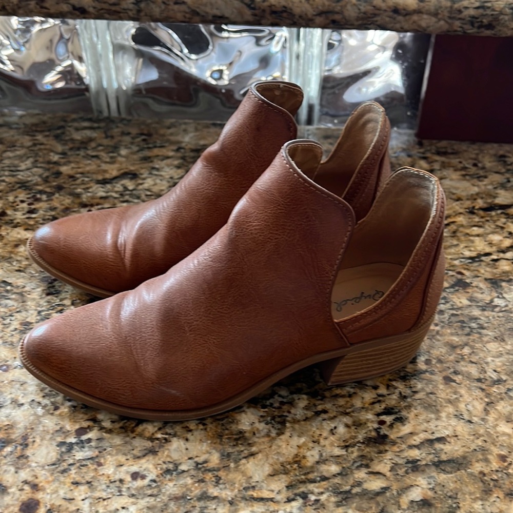 Tan Cut Boots. Sz 7